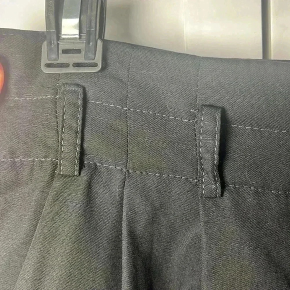 BCBGMaxAzria Pleated Aldan Shorts Size 4 Black - Picture 4 of 9